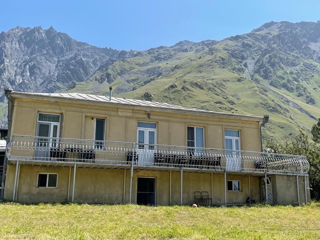 Family Hotel 7 Sisters Kazbegi Exteriör bild
