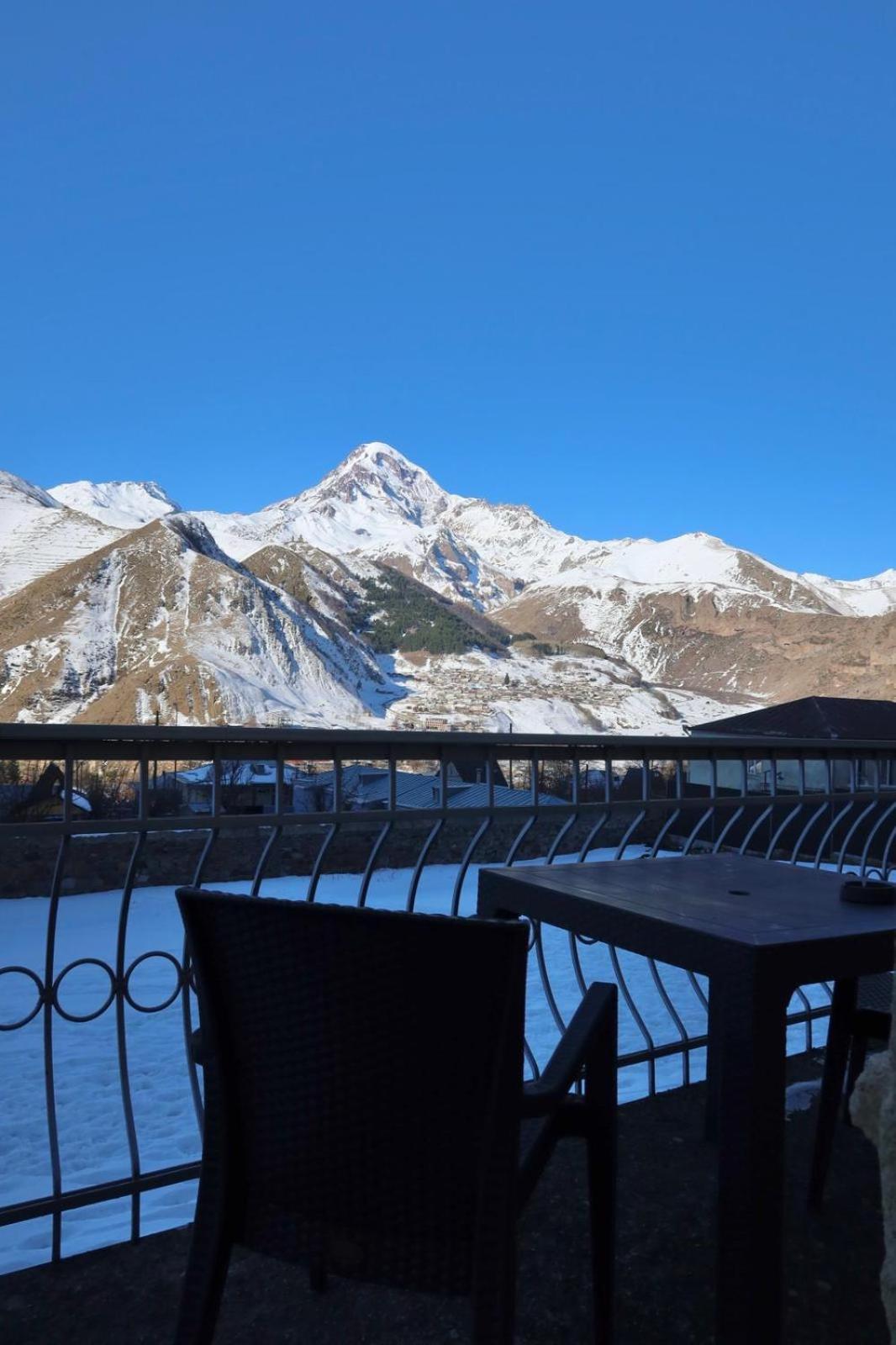 Family Hotel 7 Sisters Kazbegi Exteriör bild